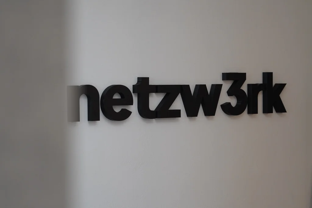 netzw3rk-Schriftzug an der Wand im Büro in Mülheim an der Ruhr
