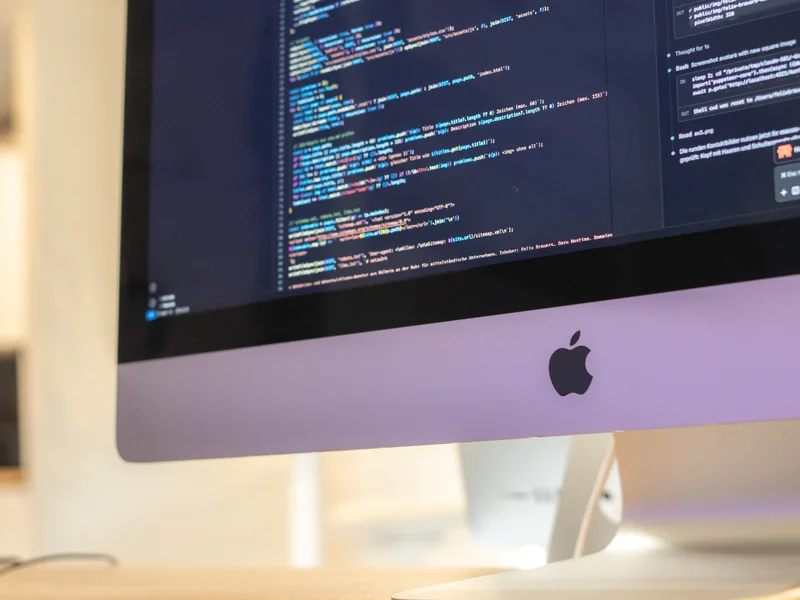 iMac mit dem Quellcode dieser Website im netzw3rk-Büro