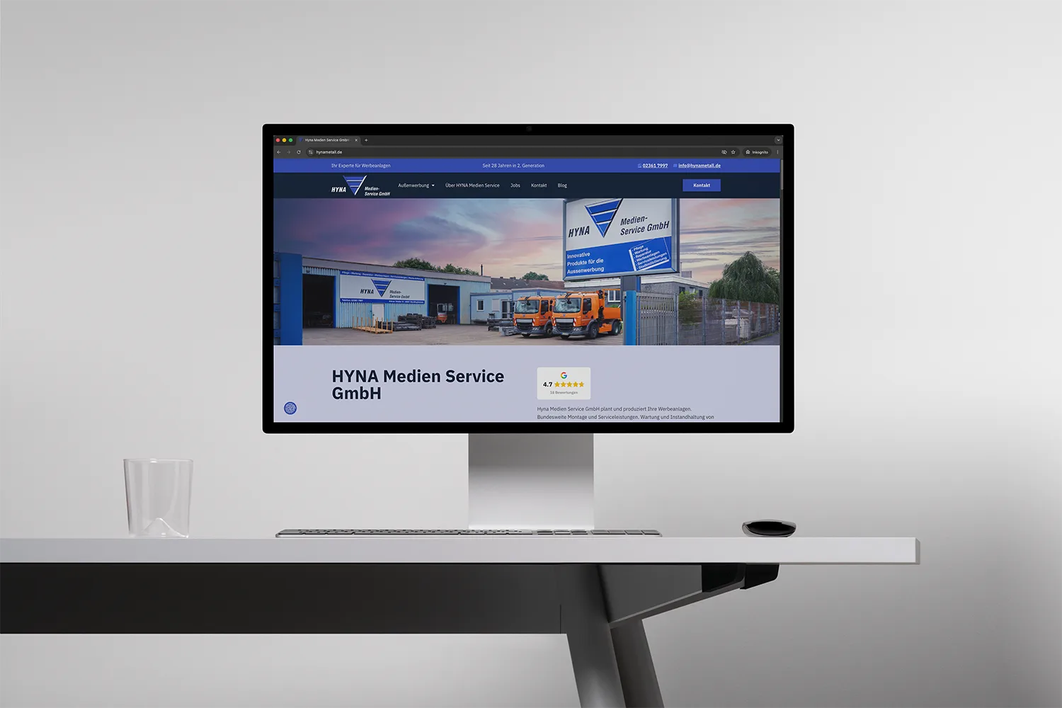 Website der HYNA Medien-Service GmbH auf einem Monitor